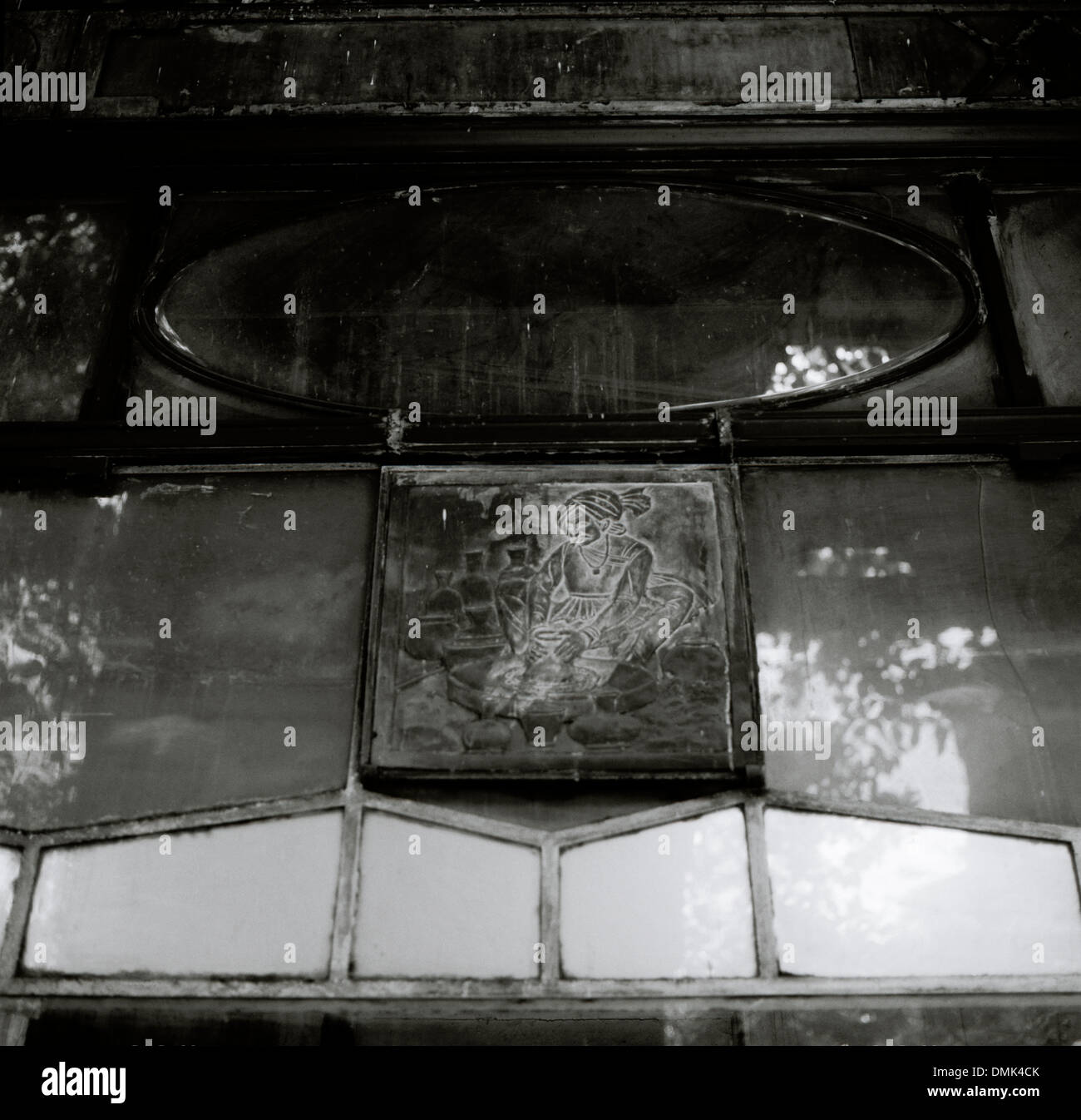 Reise Fotografie - Bild in einem Fenster in Mumbai Bombay in Maharashtra in Indien in Südasien. Art Street Abstract Stockfoto