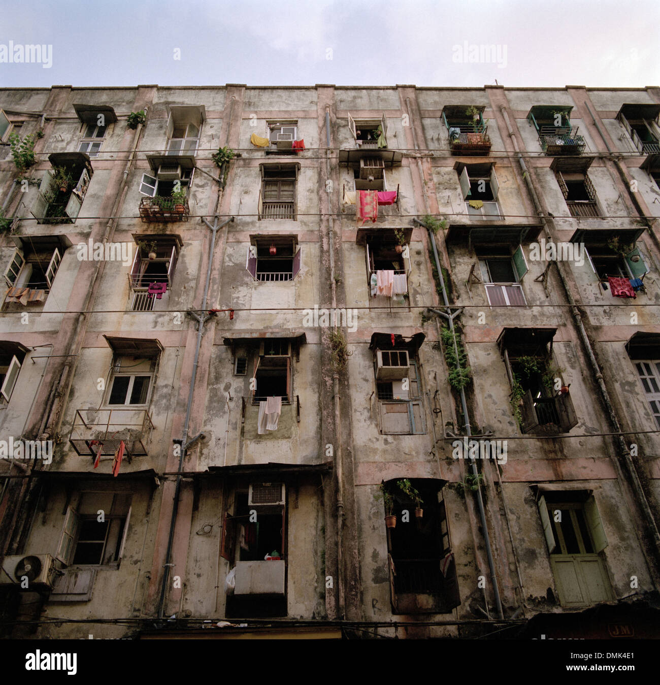 Slum-Gehäuse in Mumbai Bombay in Maharashtra in Indien in Südasien. Hausbau Armut schlechte Lebensgewohnheiten Ghetto indische städtischen Slums Städtereisen Stockfoto