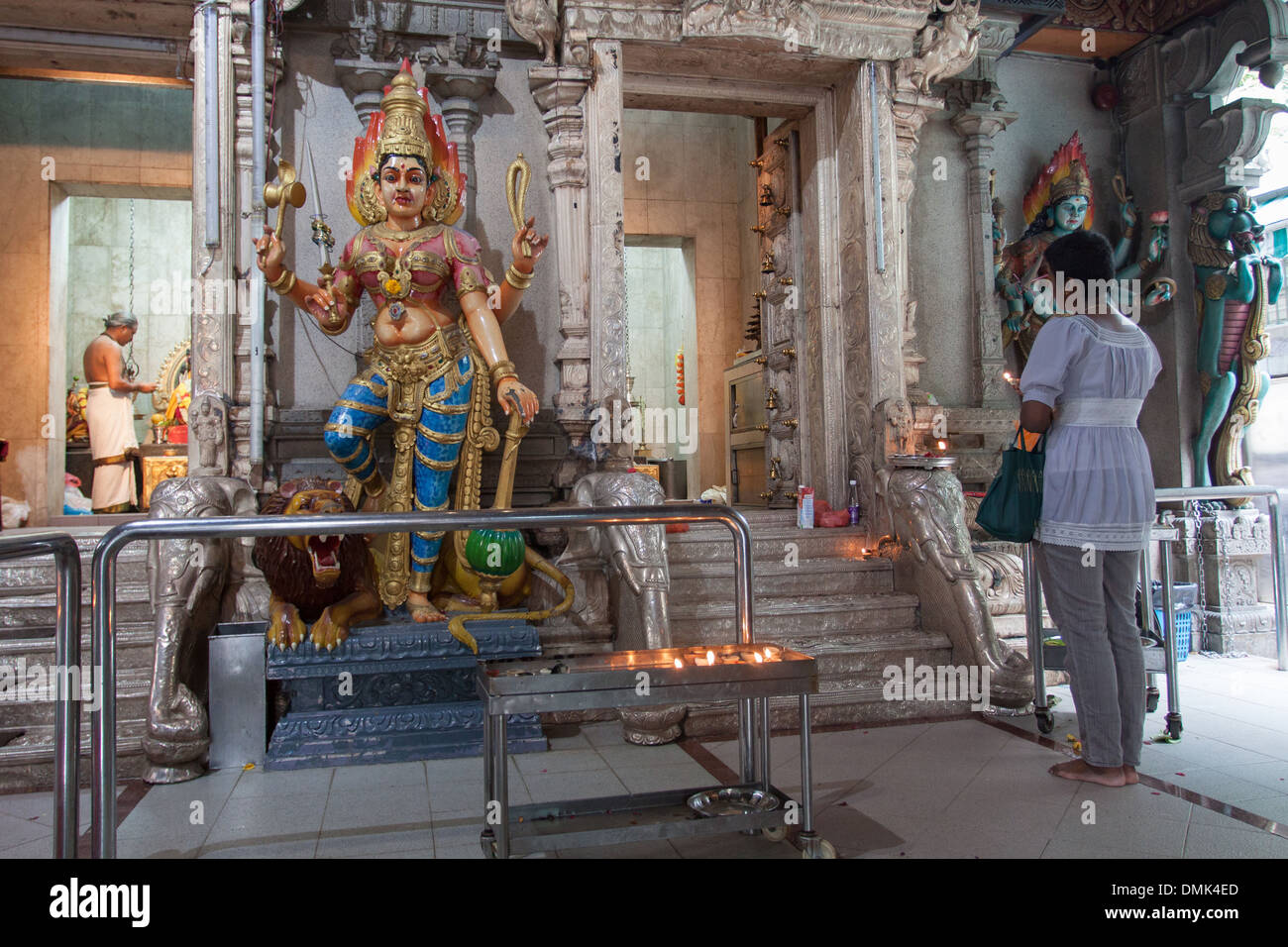 EIN TREUER HINDU BETEN VOR EINER HINDU-GOTTHEIT IM TEMPEL SRI VEERAMAKALIAMMAN, VIERTEL LITTLE INDIA, SINGAPUR Stockfoto