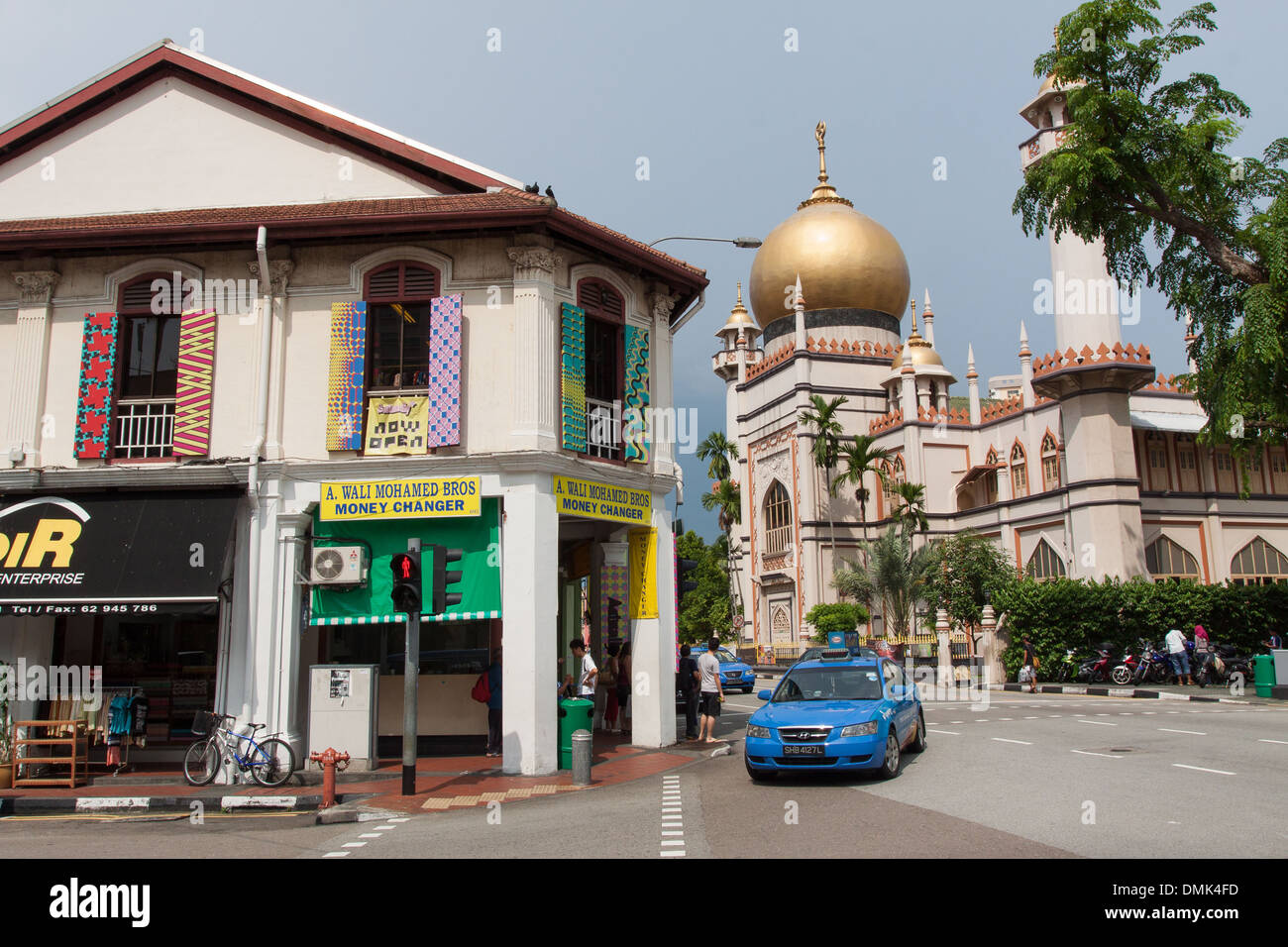 BLICK AUF DIE NORTH BRIDGE ROAD UND DER MASJID SULTAN-MOSCHEE, DIE HAUPT-MOSCHEE FÜR DIE MALAYSISCHE UND INDONESISCHE GEMEINSCHAFT VON SINGAPUR, NACHBARSCHAFT VON KAMPONG GLAM, SINGAPUR Stockfoto