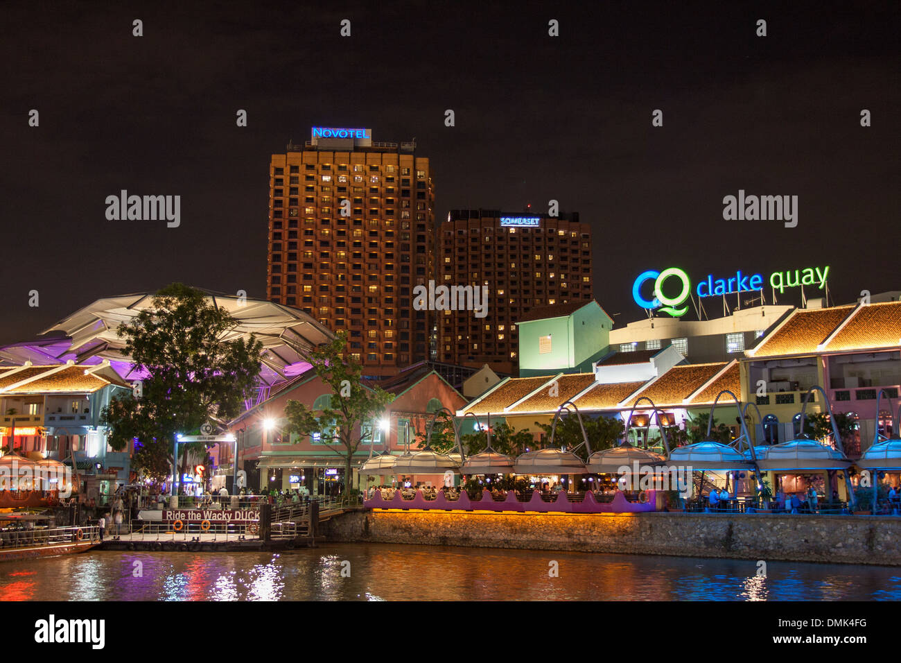 NACHT SCHUSS DES SINGAPORE RIVER UND DEM LEBHAFTEN VIERTEL VON CLARKE QUAY, SINGAPUR Stockfoto