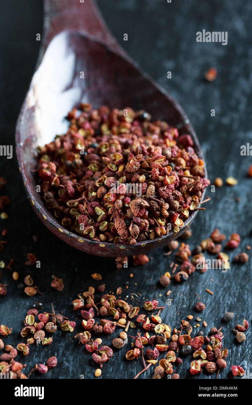 Hölzerne Löffel voll von Szechuan-Pfefferkörner Stockfoto