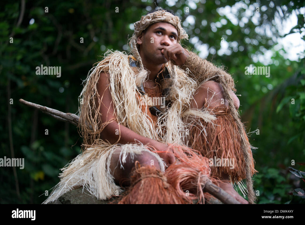 Rarotonga-Insel. Cook Island. Polynesien. Süd-Pazifik. Ein Mann mit Kleidung von Maori Hunter in Highland Paradies Kultur- Stockfoto