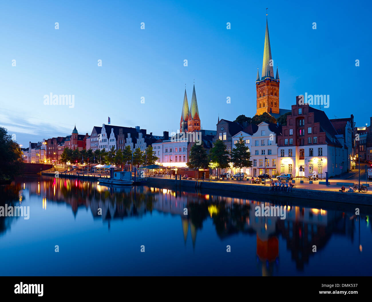 Blick auf Obertrave mit St. Marien Lübeck und St. Peters Kirche, Lübeck, Schleswig-Holstein, Deutschland Stockfoto