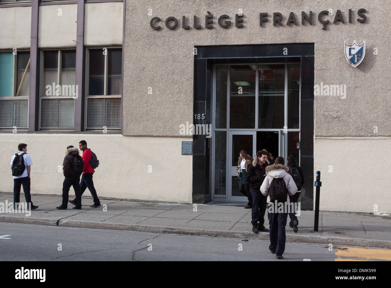 SCHÜLER VOR DER FRANZÖSISCHE PRIVATE WEITERFÜHRENDE SCHULE COLLEGE FRANCAIS VON MONTREAL, QUEBEC, KANADA Stockfoto