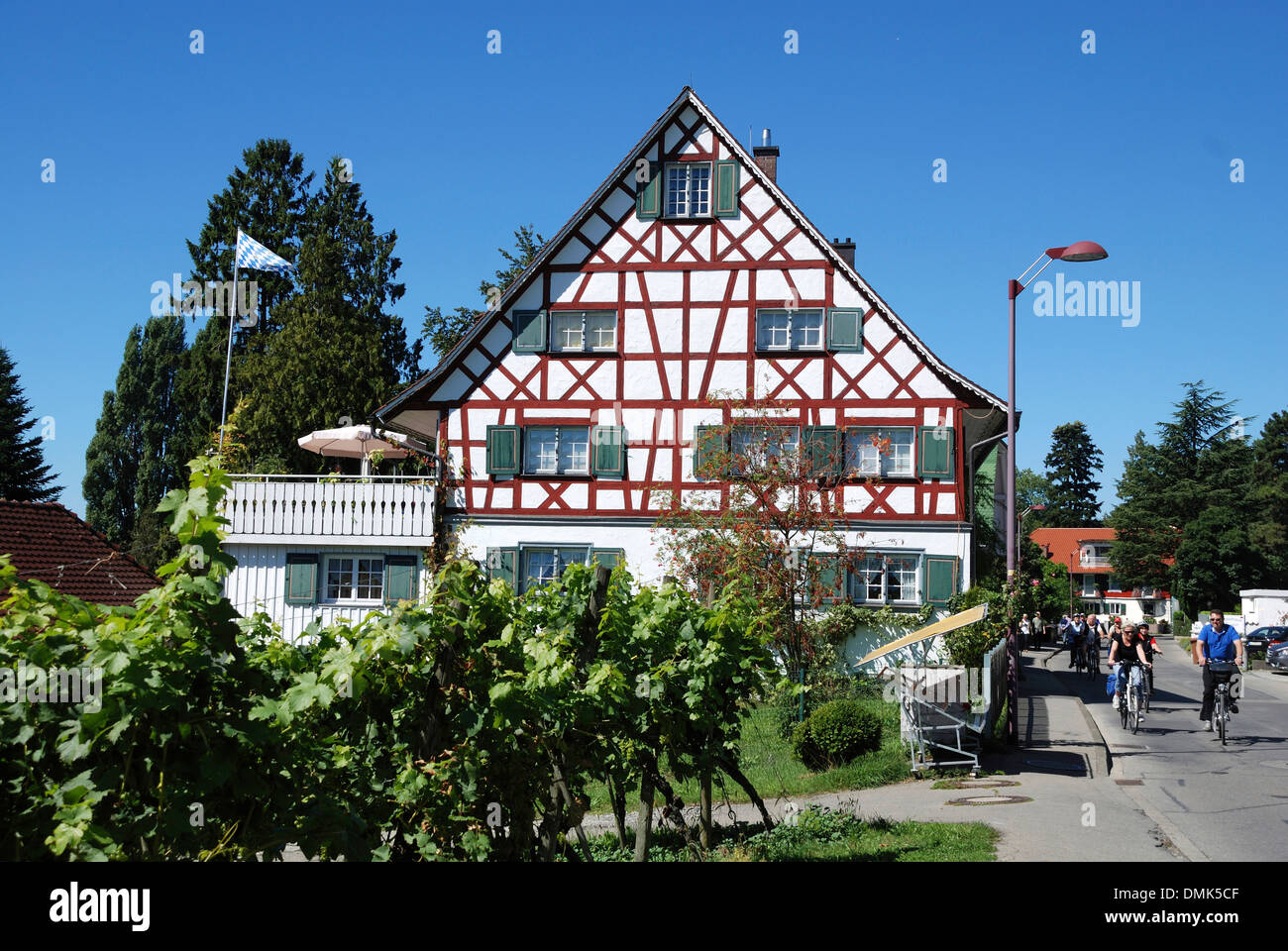 Fachwerkhaus am Ufer des Bodensees in das Weindorf Nonnenhorn in der Nähe von Lindau. Stockfoto