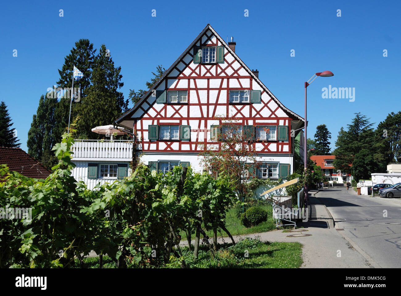Fachwerkhaus am Ufer des Bodensees in das Weindorf Nonnenhorn in der Nähe von Lindau. Stockfoto