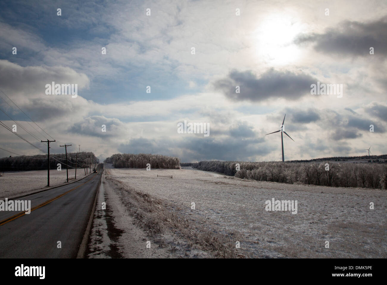 Shanksville, Pennsylvania - einer Windkraftanlage entlang US 30 (Lincoln Highway) nach einem Eissturm im ländlichen Pennsylvania. Stockfoto