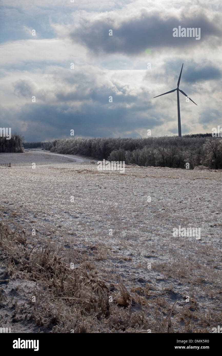 Shanksville, Pennsylvania - einer Windkraftanlage nach einem Eissturm im ländlichen Pennsylvania. Stockfoto