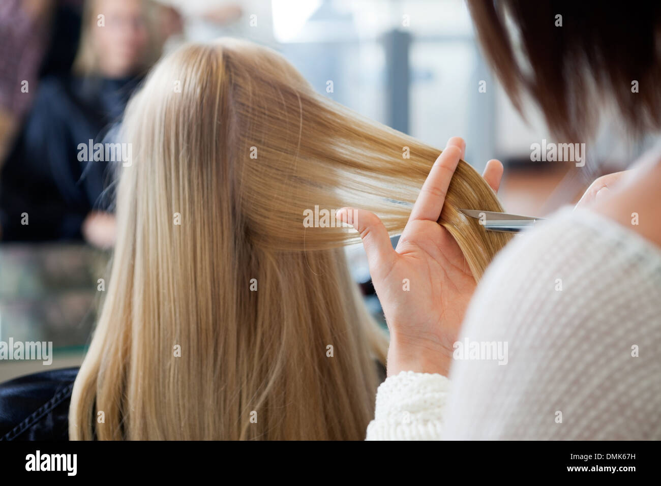 Frau empfangen Haarschnitt Stockfoto