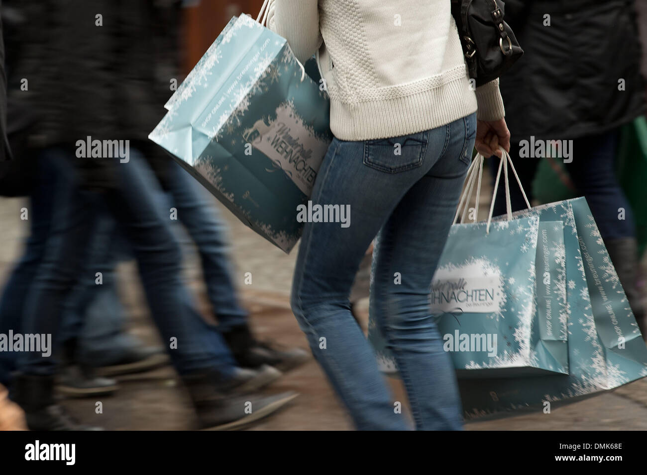 Ein Fußgänger geht mit einer Einkaufstasche durch die Königsstraße in Stuttgart, Deutschland, 14. Dezember 2013. Jedes Jahr Massen von Menschen besuchen die Königsstraße Shop für Weihnachten. Foto: Thomas Niedermueller/dpa Stockfoto