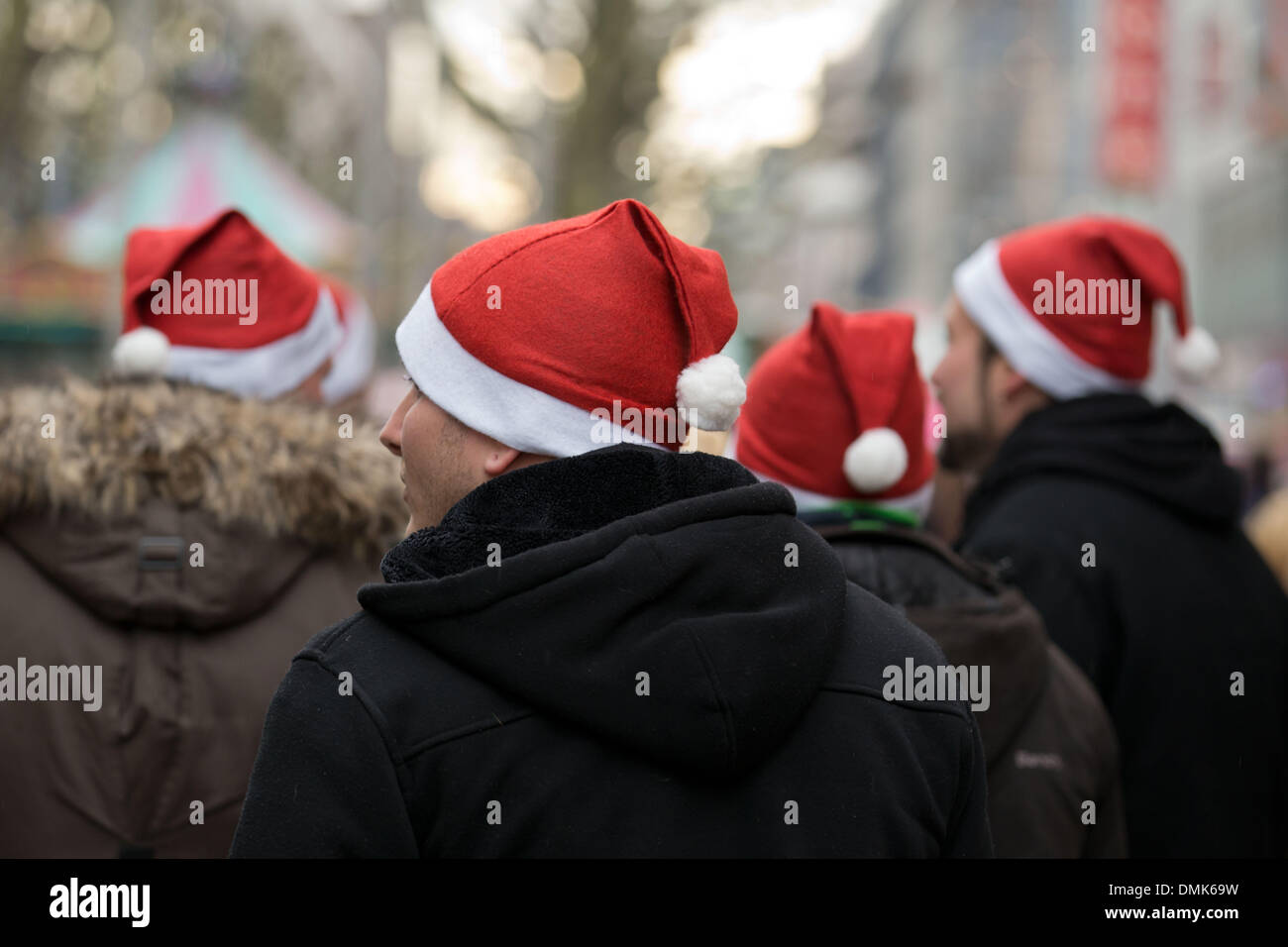 Stuttgart, Deutschland. 14. Dezember 2013. Fußgänger mit Santa Hüte Fuß durch die Königsstraße in Stuttgart, Deutschland, 14. Dezember 2013. Jedes Jahr Massen von Menschen besuchen die Königsstraße Shop für Weihnachten. Foto: Thomas Niedermueller/Dpa/Alamy Live News Stockfoto