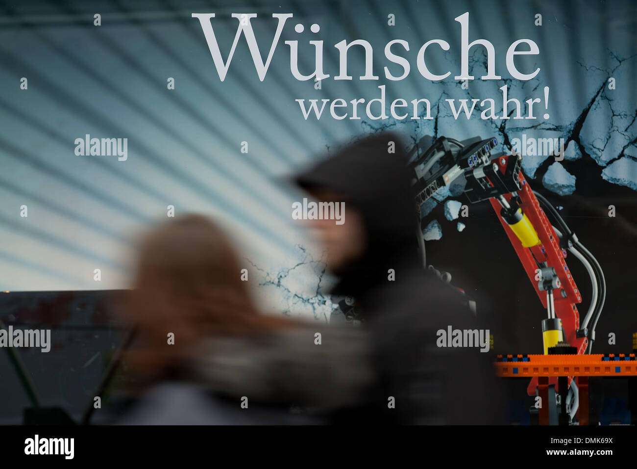 Stuttgart, Deutschland. 14. Dezember 2013. Fußgänger mit Spaziergang durch die Königsstraße in Stuttgart, Deutschland, 14. Dezember 2013. Jedes Jahr Massen von Menschen besuchen die Königsstraße Shop für Weihnachten. Foto: Thomas Niedermueller/Dpa/Alamy Live News Stockfoto