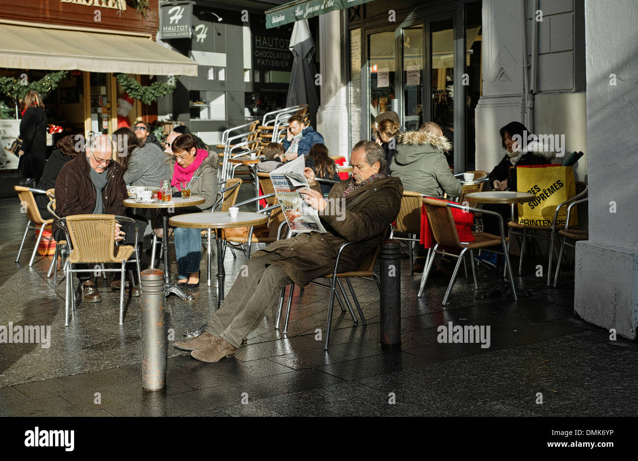 Samstag Morgen vor einem Café in Rouen, Normandie, Frankreich Stockfoto