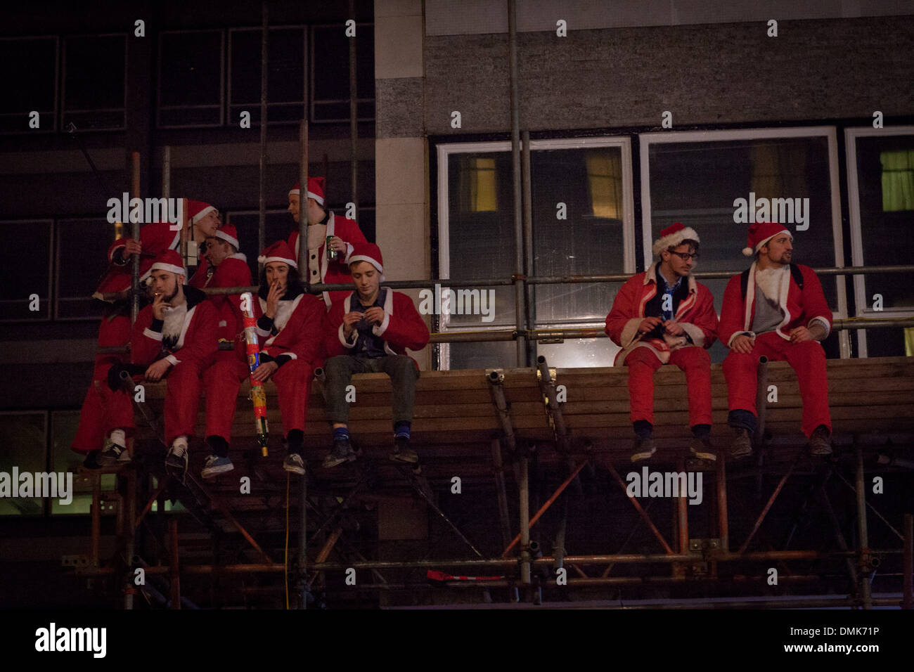 London, UK. 14. Dezember 2013 konnten Teilnehmer der jährlichen Veranstaltung der Santacon sich überall. Bildnachweis: Nelson Pereira/Alamy Live News Stockfoto