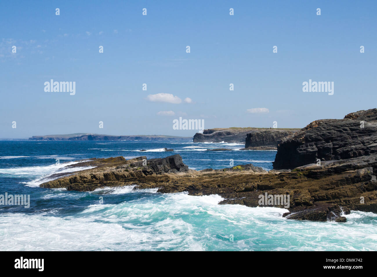 Klippen, blauer Himmel und Meer bei Derrynadivva, Ross, Loop Head Peninsula, Co. Clare in Irland Stockfoto