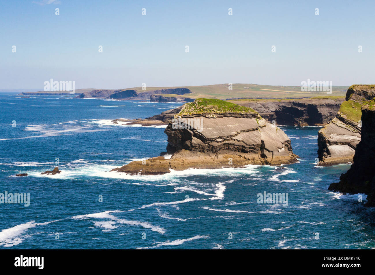 Klippen in der Nähe von Foagh, Kilkee, Co. Clare, Küste, Atlantik, Ireland, blauer Himmel, Meer Stockfoto