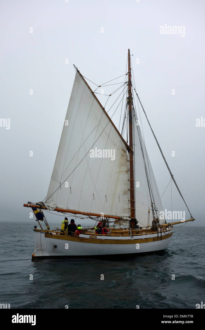 Gaff manipulierten Schaluppe mit Segeln auf Steuerbord Tack segelt in dichtem Nebel Stockfoto