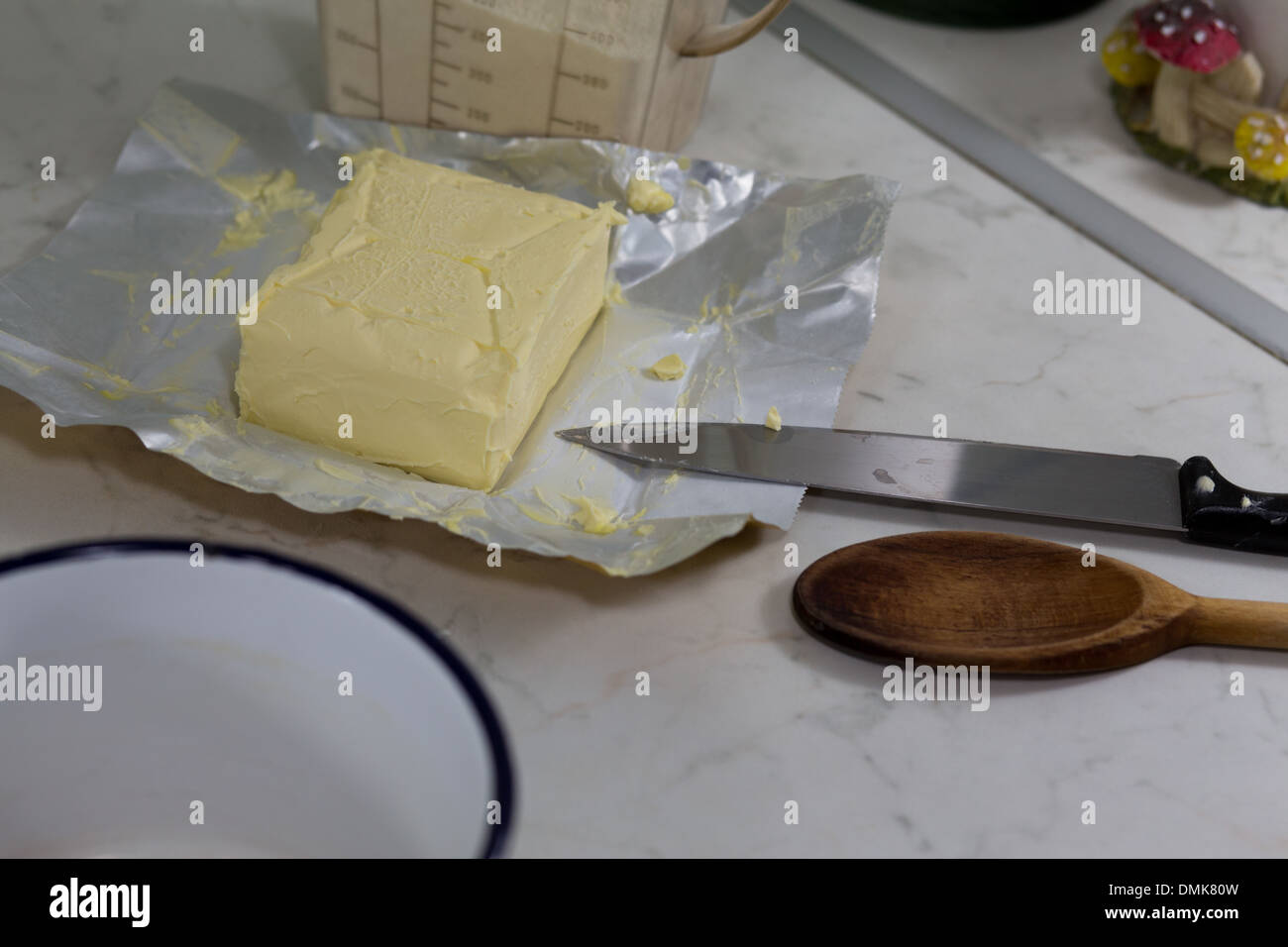 In der polnischen Küche. Bereiten eine köstliche Kegel Kuchen mit Marmelade. Stockfoto