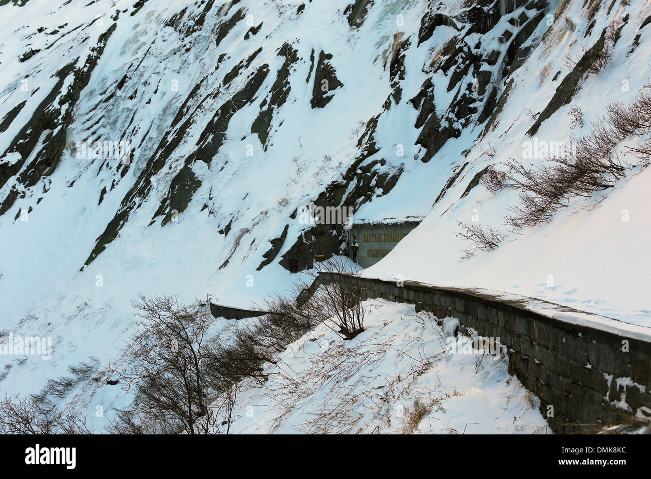 Detail der Suworows Denkmäler unter dem Schnee im Kanton Uri, Schweiz Stockfoto