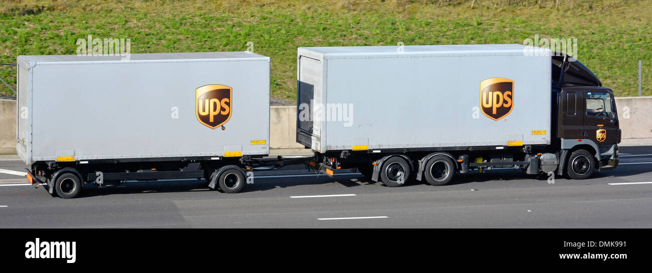 Logistik Transport Kette von United Parcel Service UPS Pakete Markenlogo auf LKW Abschleppen Trailer UK Englisch Autobahn entlangfahren zu liefern Stockfoto