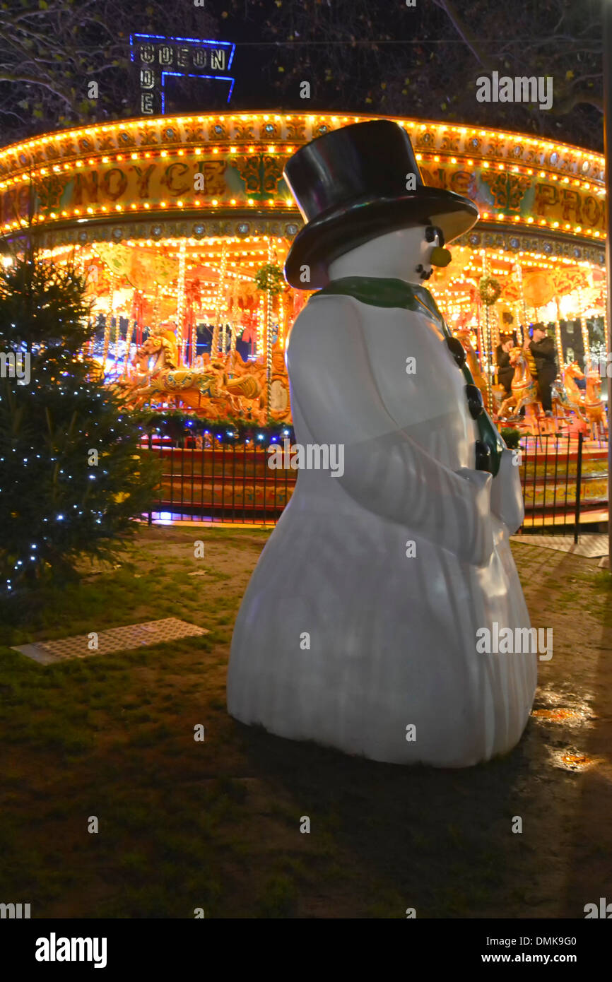 Leicester Square Weihnachten Festplatz nachts mit großen Schneemann Stockfoto