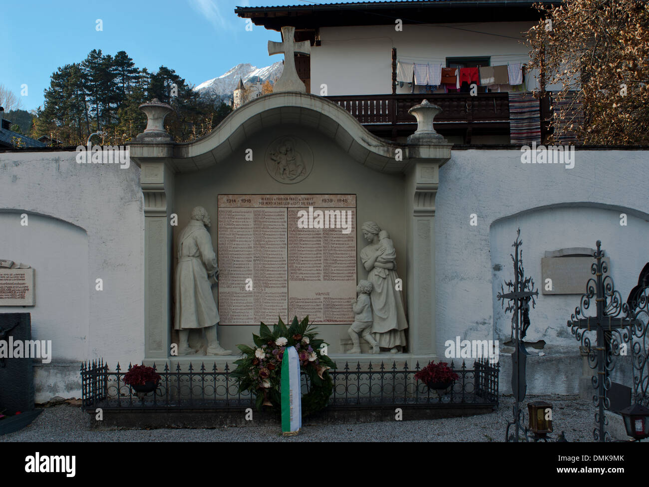 Das Kriegsdenkmal auf dem Friedhof in Vomp, Österreich, erinnert an die Menschen, die während der Konflikte ihr Leben verloren haben. Dieses historische Denkmal ist Teil des örtlichen Friedhofs und ehrt die Opfer, die während des Krieges gebracht wurden. Stockfoto