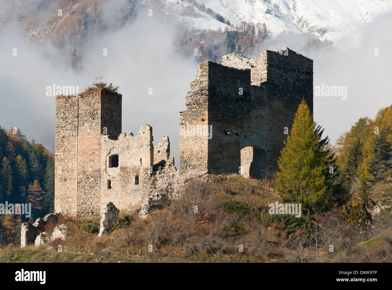 Tschanüff Schloss, im Hintergrund Teile des Berges Piz Spadla Stockfoto