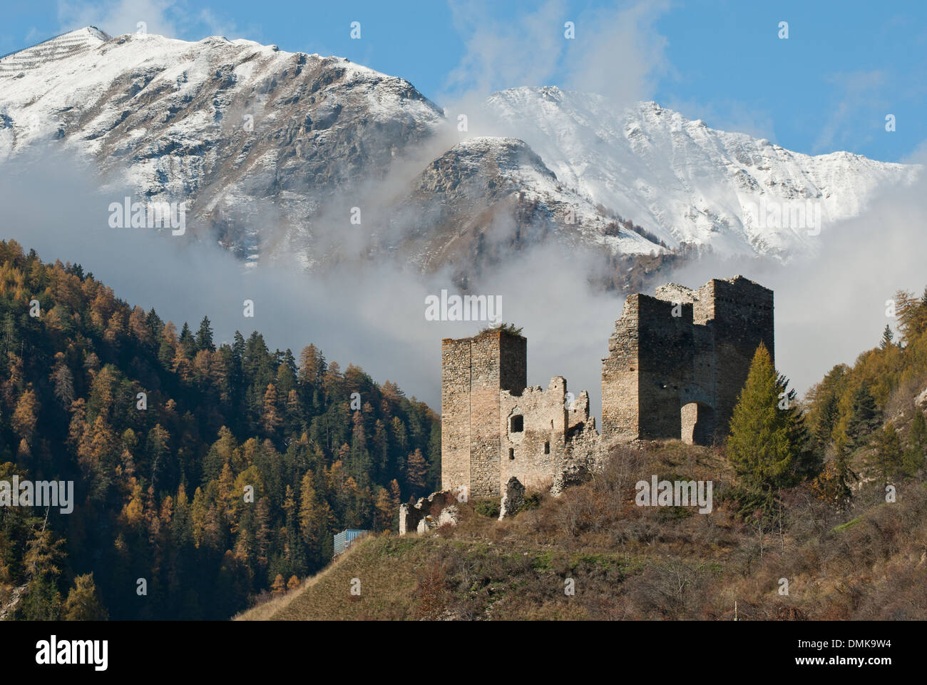 Tschanüff Schloss, im Hintergrund Teile des Piz Spadla Berges, in der Schweiz. Stockfoto