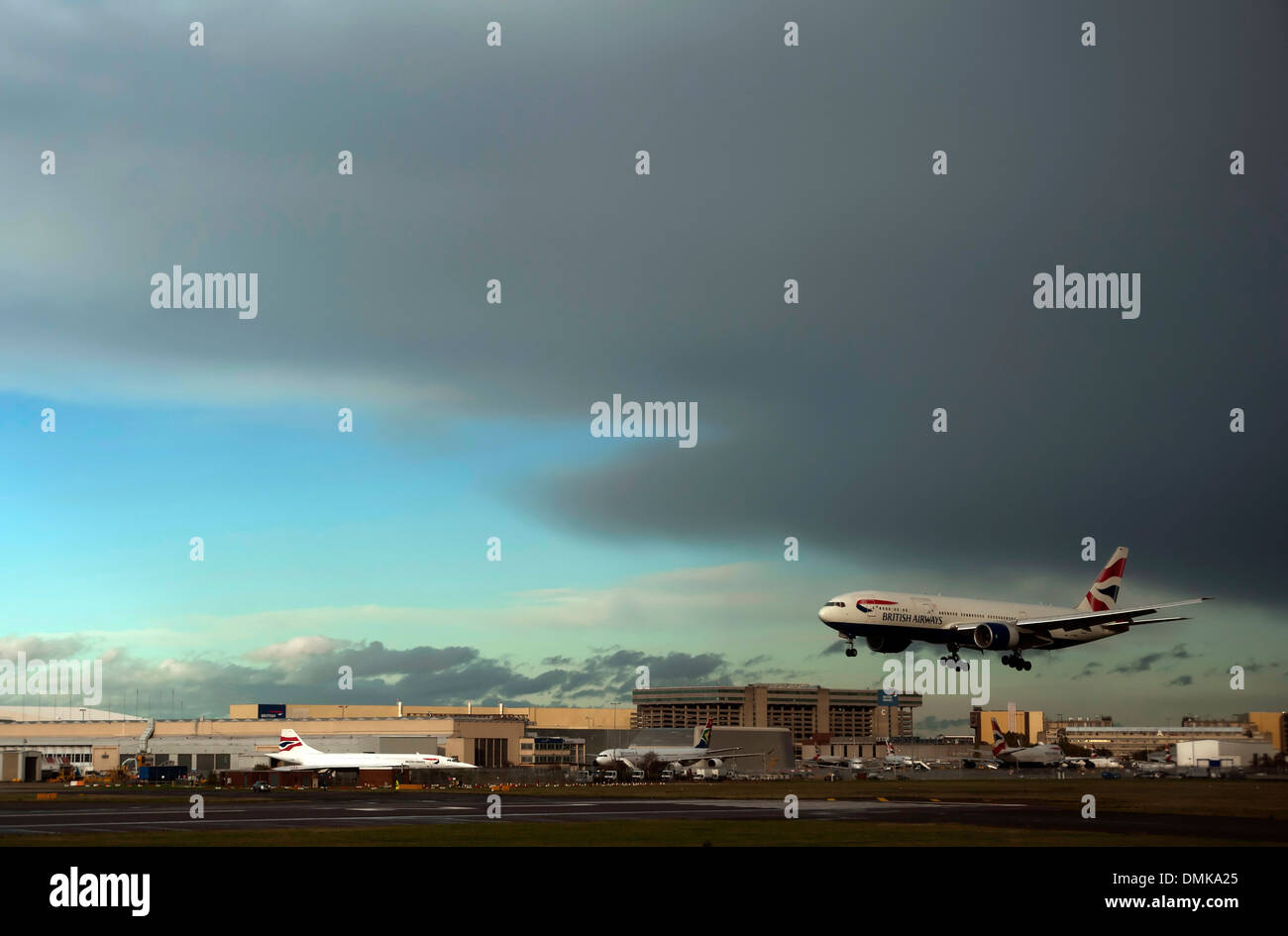 BA-Flugzeug landet am Flughafen Heathrow, London, England, mit Concorde im Hintergrund während des großen Sturms am 28. Oktober 2013 Stockfoto