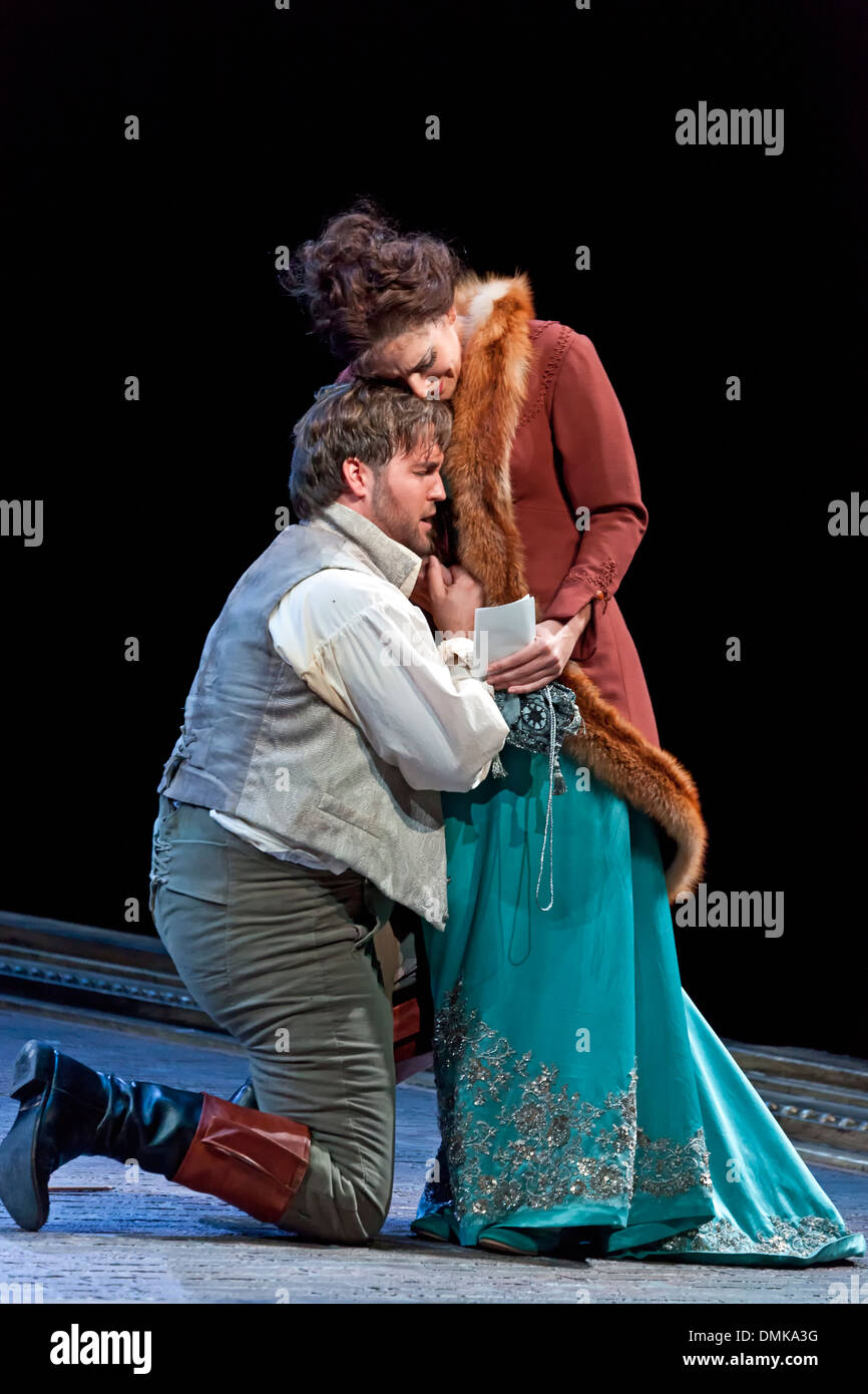 Mario (Brian Jadge) und Tosca (Amanda Echalaz), Tosca, Oper von Santa Fe, Santa Fe, New Mexico USA Stockfoto