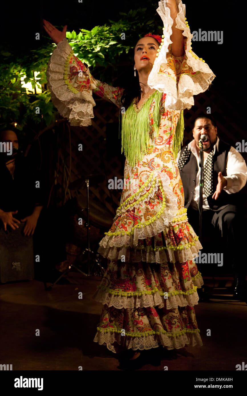 Flamenco Tänzerin und Sängerin (Hintergrund), El Farol Restaurant, Santa Fe, New Mexico USA Stockfoto