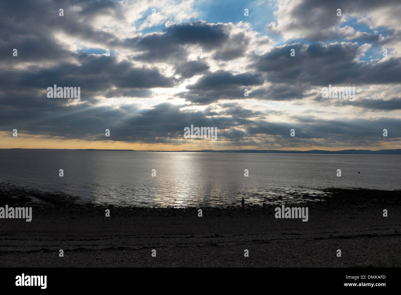 Sonne bricht durch dunkle Wolken heben Unterdrückung Stockfoto