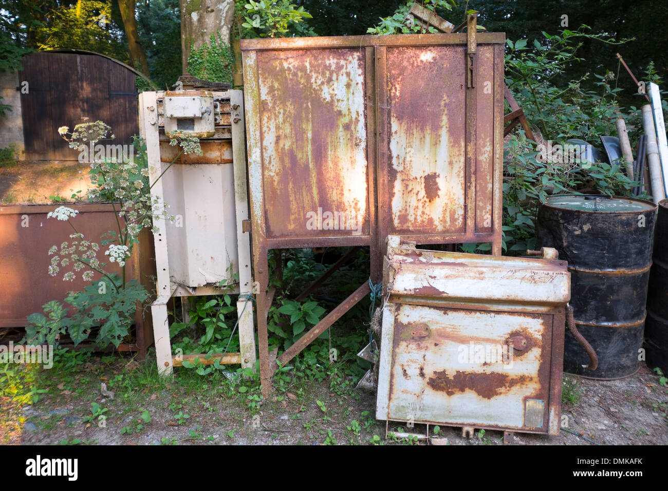 Rosten Rusty alte Eisen-Stahl-Ofen aufgegeben Stockfoto