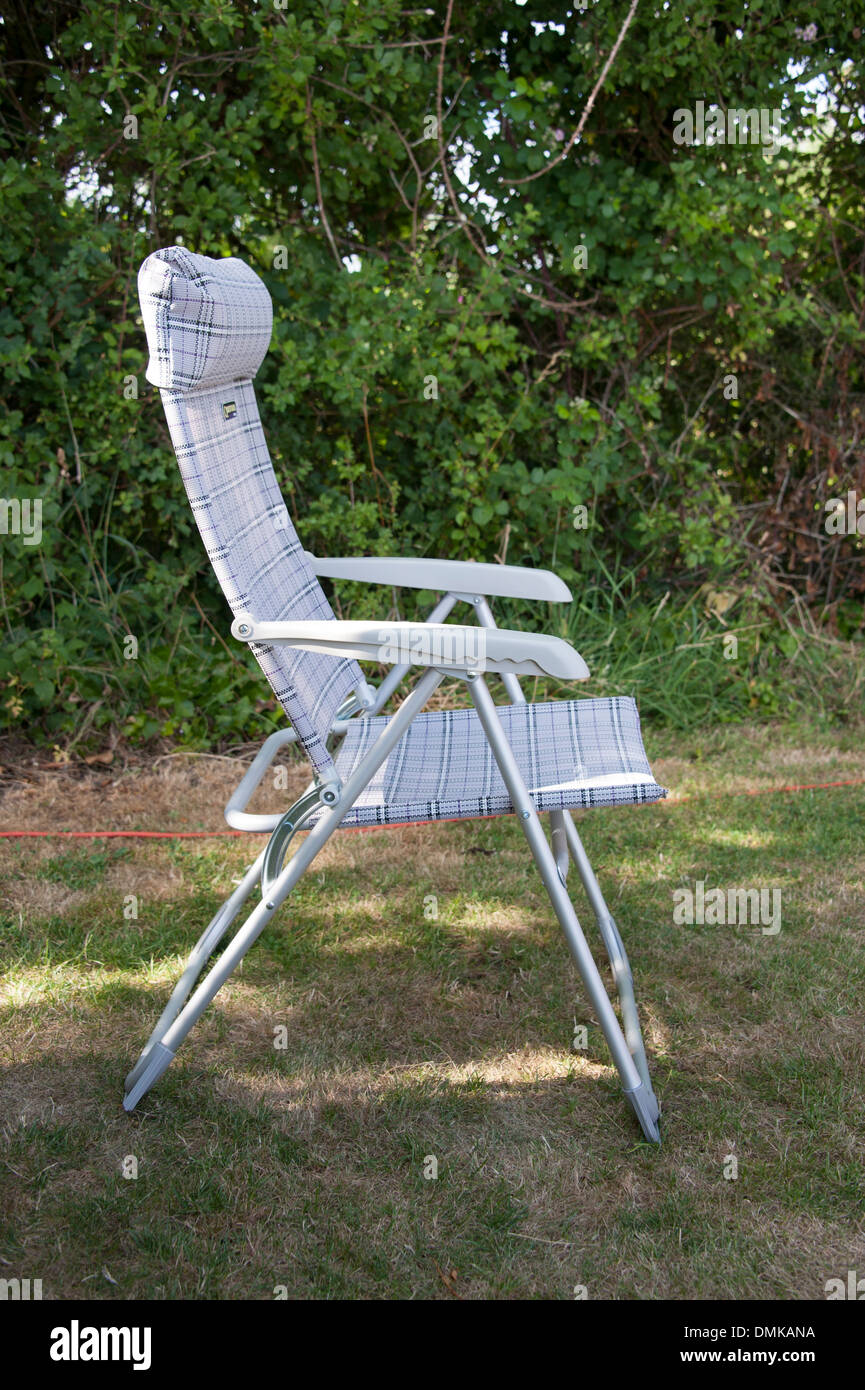 Leere klappbare Garten Stuhl Sommer Sonne Grass Stockfoto