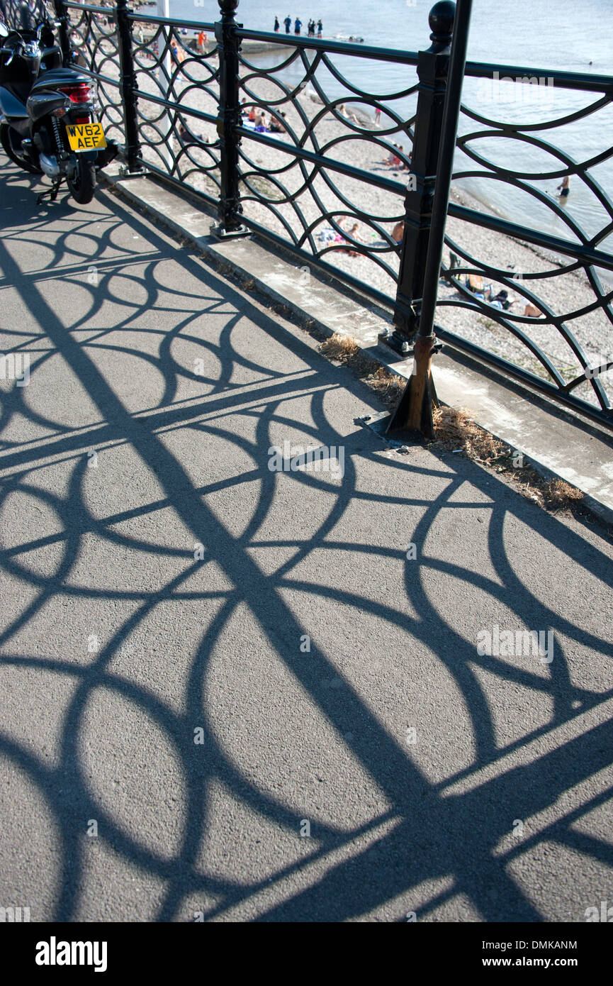 Geschwungene Linien Schatten symmetrische verzierte Zaun Stockfoto