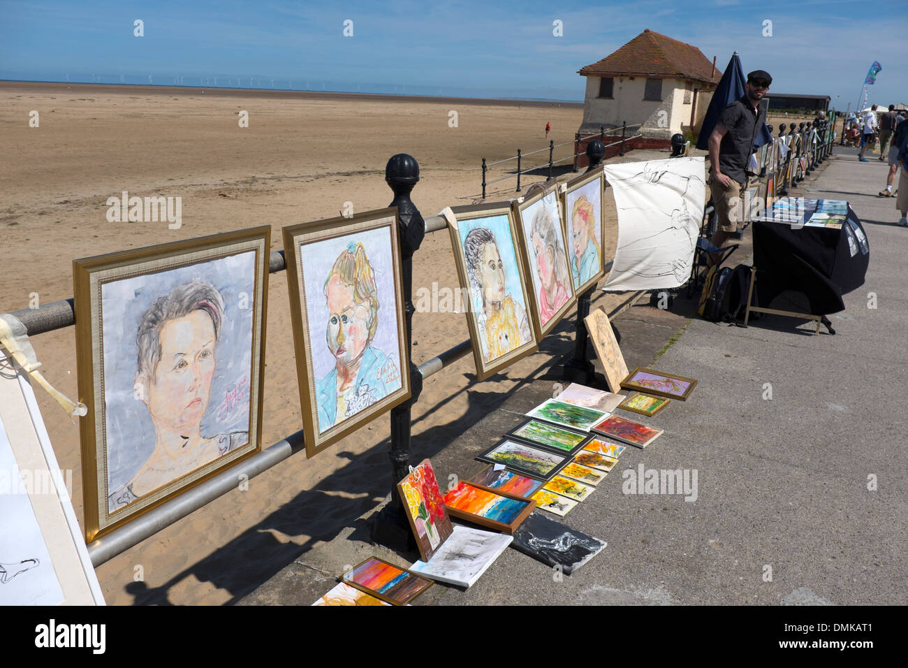 Künstler verkaufen Gemälde im englischen Strandpromenade Stockfoto