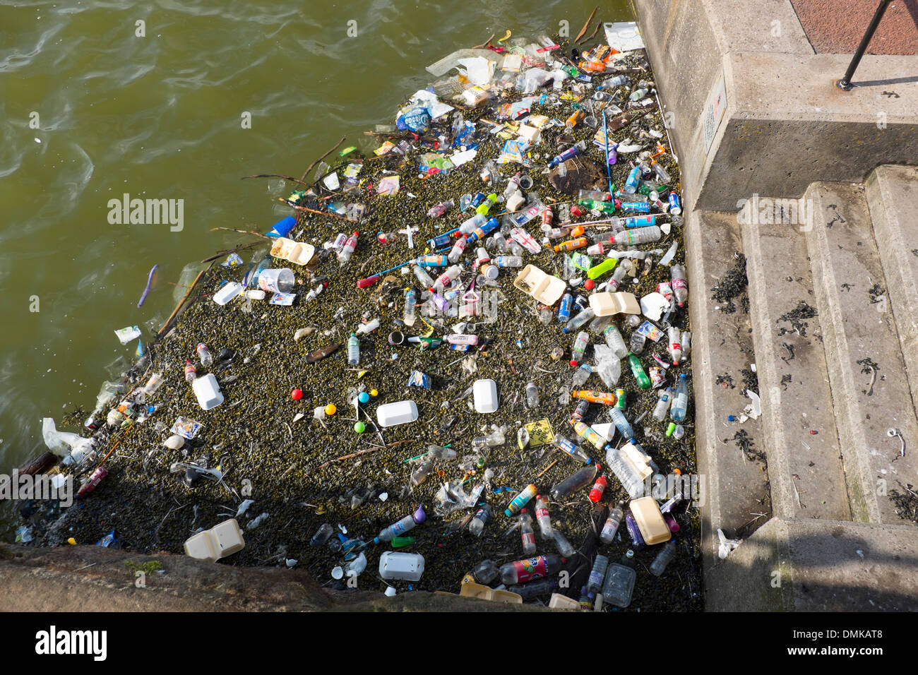 Treibgut und Jetsam Kunststoff Verschmutzung auf See schwimmen Stockfoto