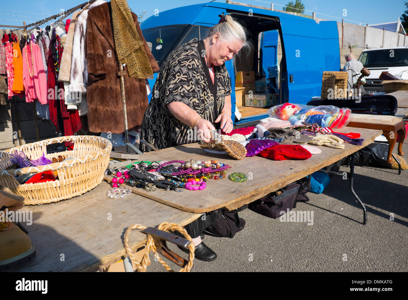 Frau Auto Boot Verkauf Tabelle Stall einstellen Stockfoto