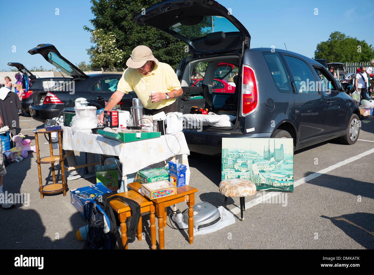 Mann am Carboot Hof verkaufen Auto Boot verkaufen Stockfoto