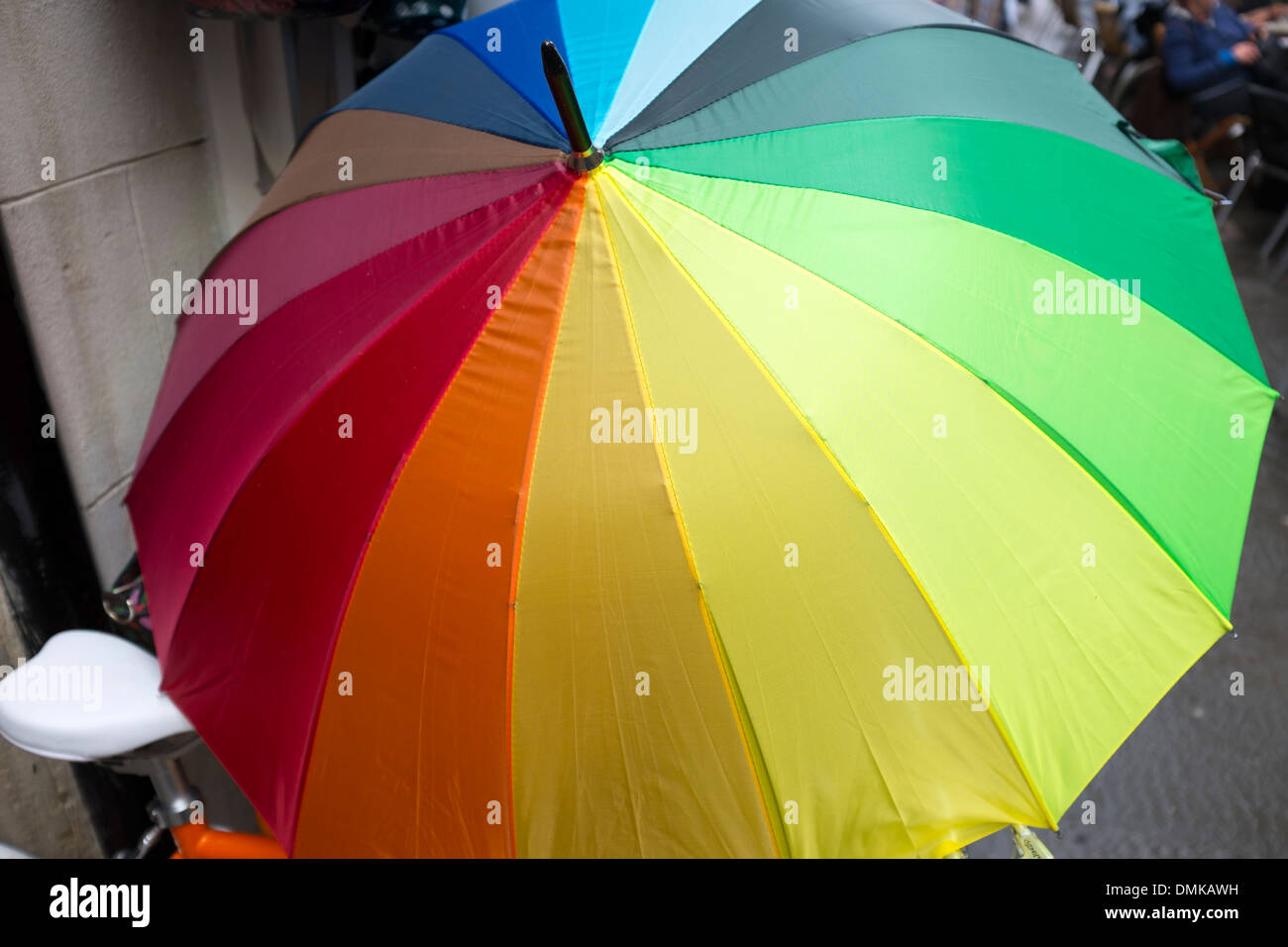 Regenbogenfarbenen bunten Regenschirm strahlend glücklich macht Spaß Stockfoto