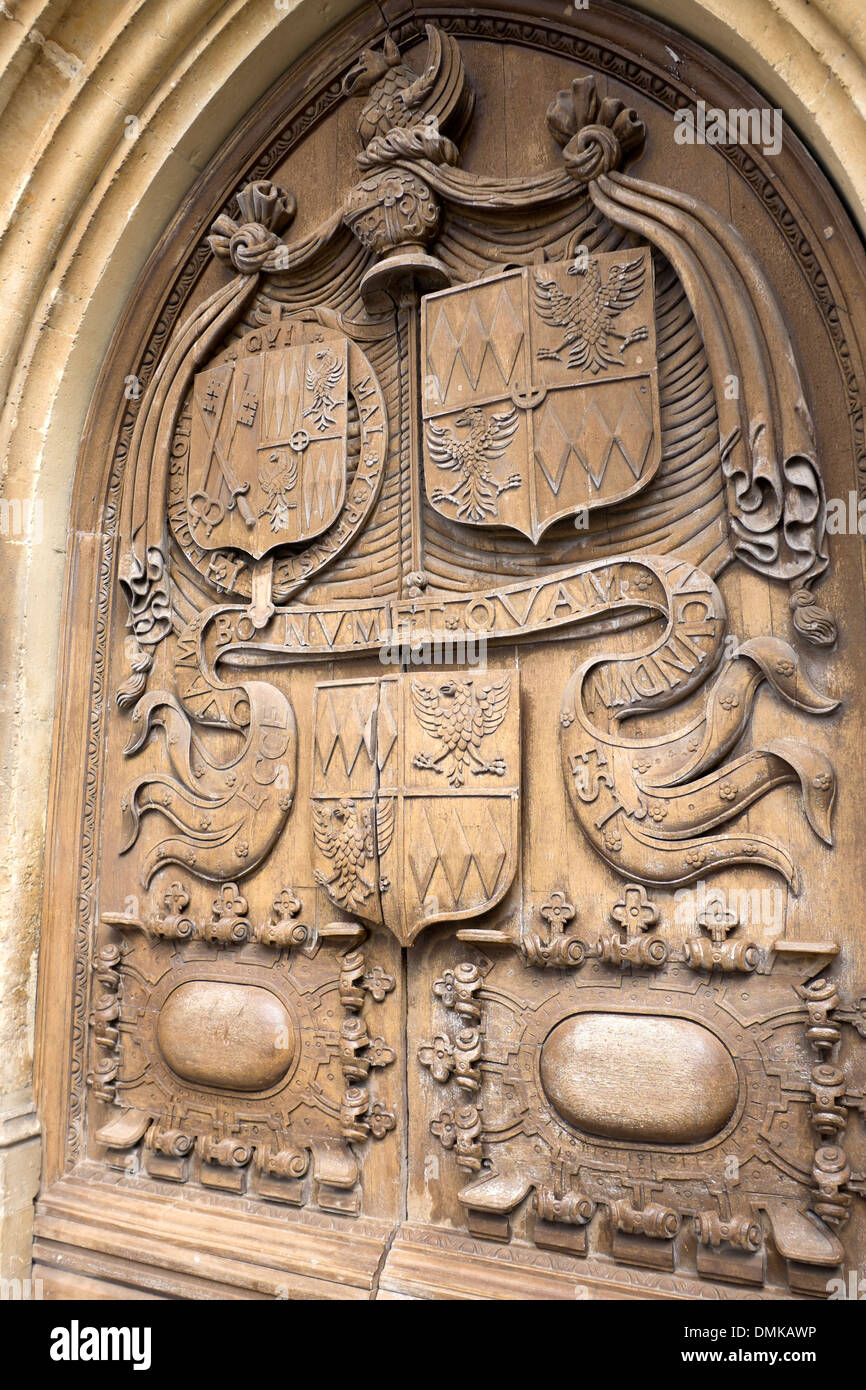 Reich verzierte Crest Wappen geschnitzt in Holztür Stockfoto