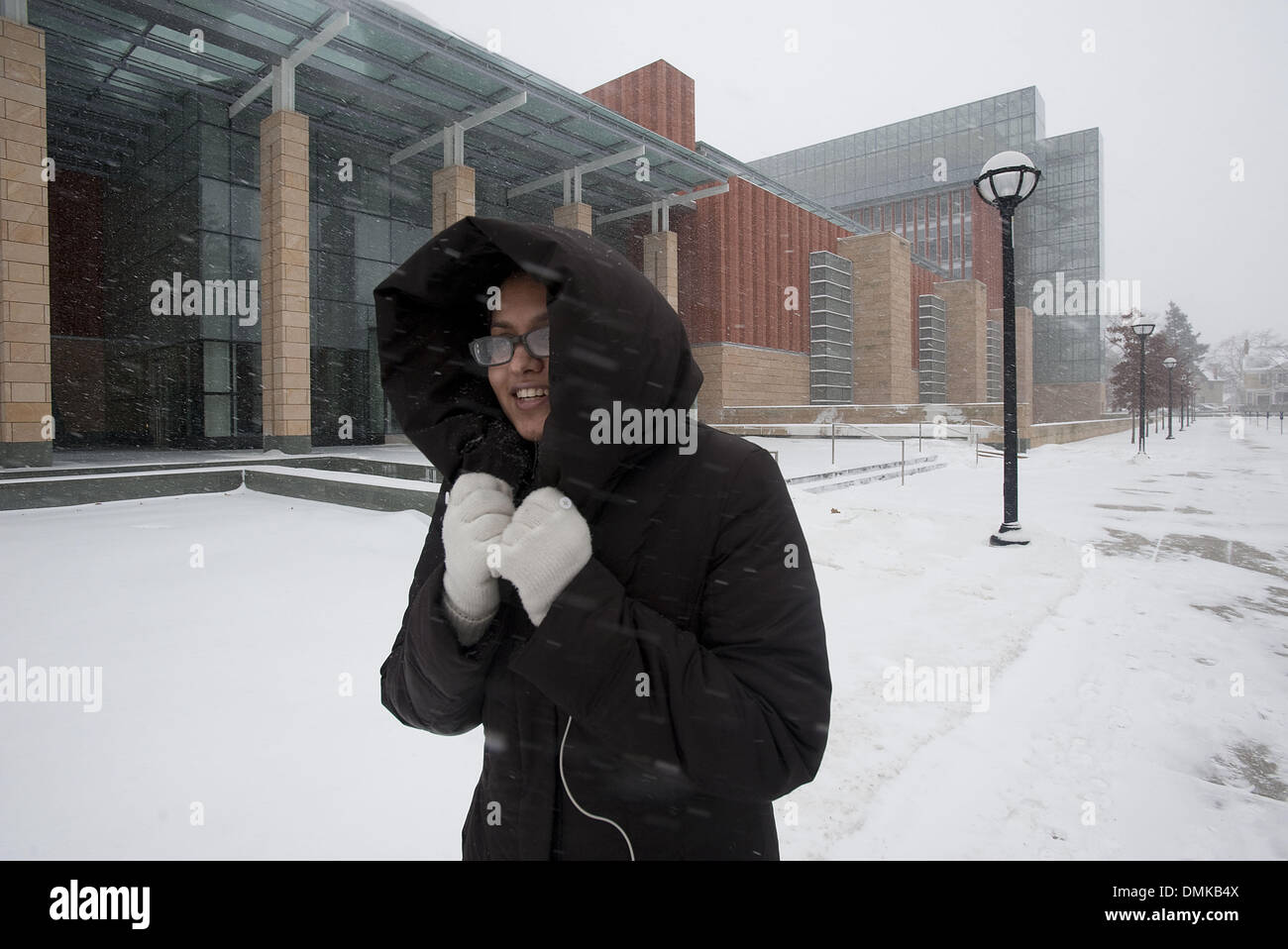 Ann Arbor, Michigan, USA. 14. Dezember 2013. BBA Student geht vorbei an der Ross School of Business in einem milden Schneesturm auf dem Campus der University of Michigan in Ann Arbor, MI am 14. Dezember 2014. Bildnachweis: Mark Bialek/ZUMAPRESS.com/Alamy Live-Nachrichten Stockfoto