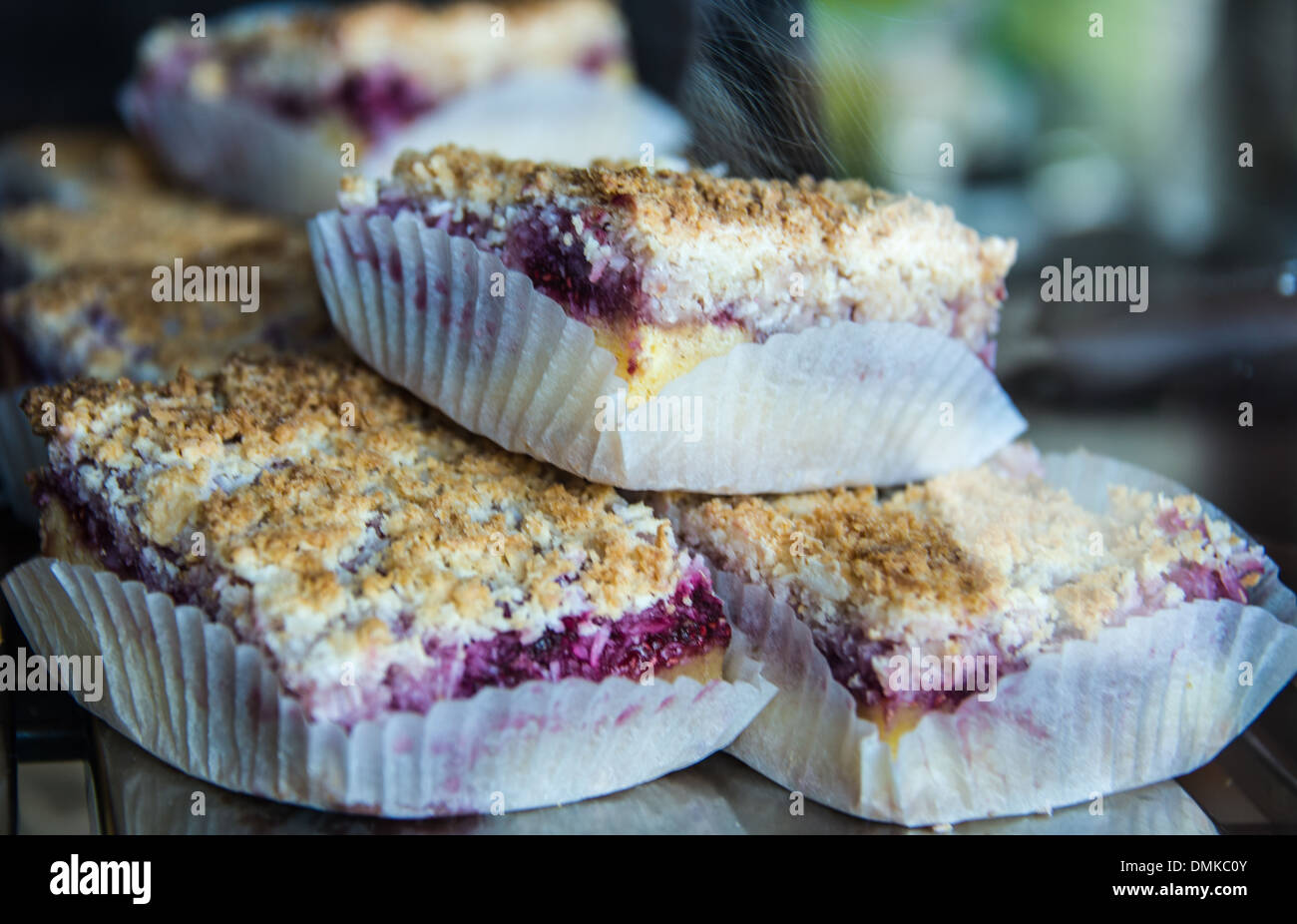 Marmelade und Kokosnuss-Scheiben in Papier Bäckerei Fällen drei hautnah Schuss auf dem Display in Bäckerei leckere Stockfoto