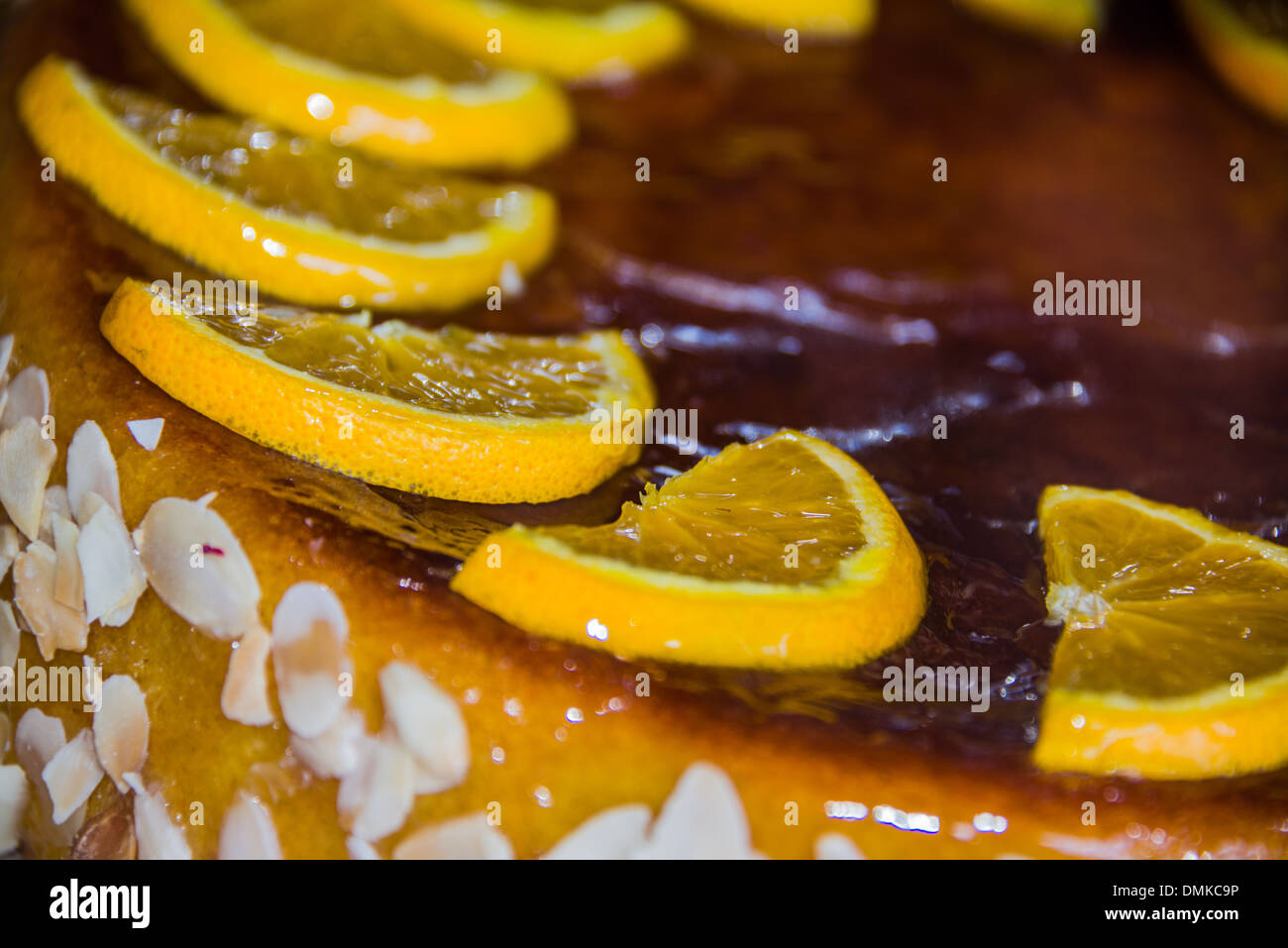 Nahaufnahme einer orange ohne Mehl Kuchen mit Scheiben von echten Orangen glasiert auf Top lecker braucht Aufnahmen des feinen Backens Stockfoto