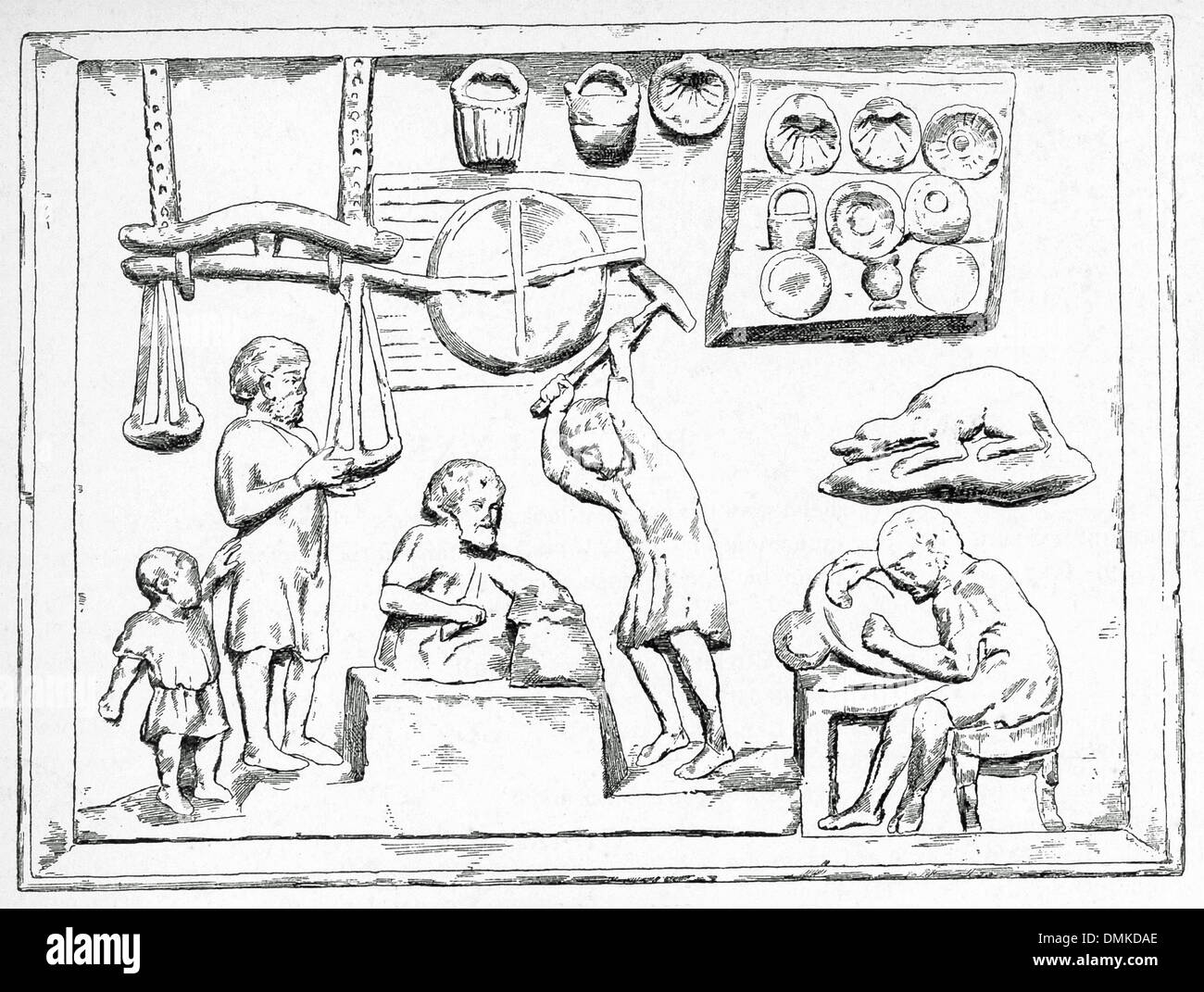 Diese antike römischen Relief zeigt eine Kupferschmiede Shop. In der Mitte ist ein Quadrat mit einem Amboss an einem Ende. Stockfoto