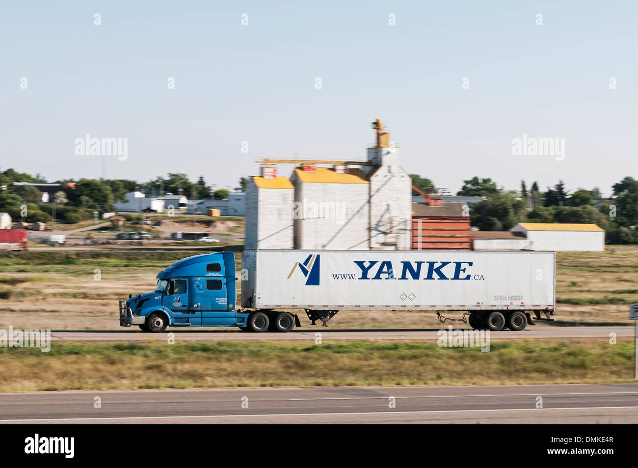 Ein Traktor-Anhänger-Rig Richtung Osten auf den Trans-Canada Highway im Gull Lake, Saskatchewan, Kanada Stockfoto