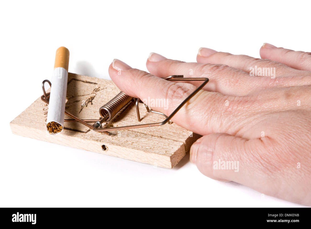 Finger bei dem Versuch, eine Zigarette zu stehlen in einer Mausefalle gefangen. Stockfoto