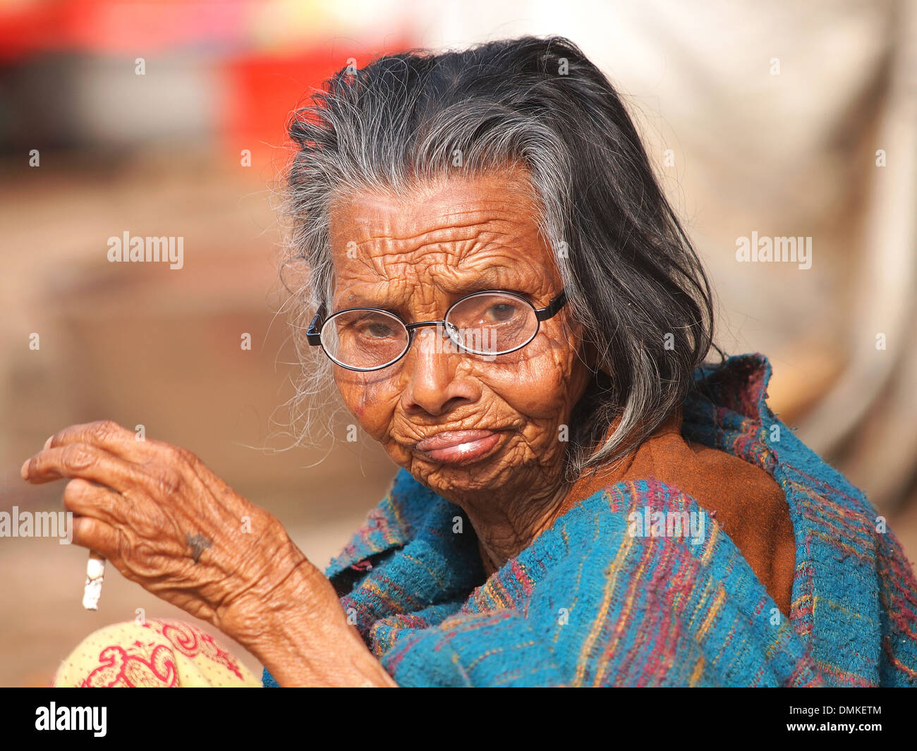 sehr alte indische Frau auchen Zigarette Stockfoto