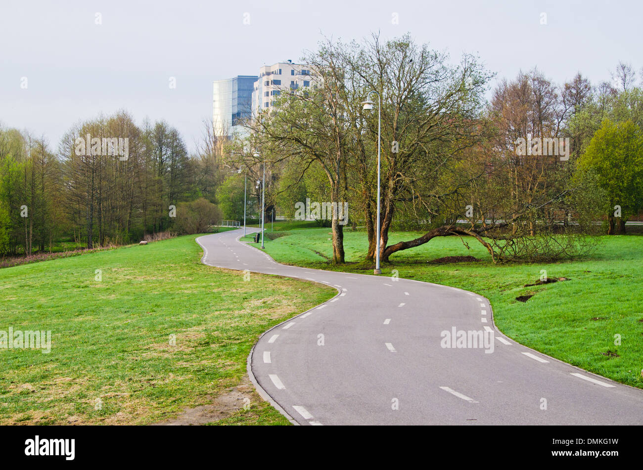Verdrehen der Fußweg in den frühen Morgenstunden verlassen Stockfoto